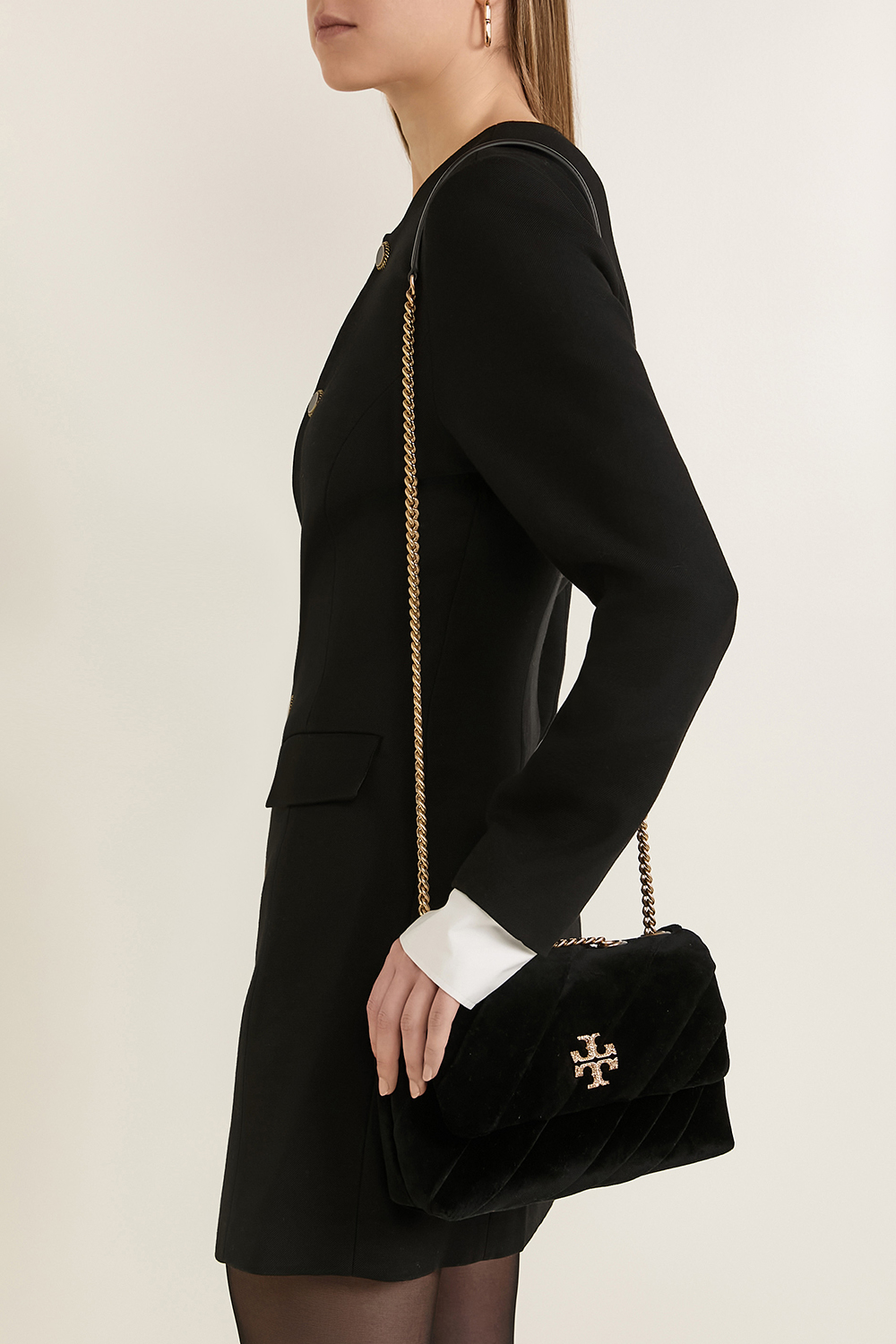 תמונת כל הלוק של תיק קירה קטיפה סמול TORY BURCH